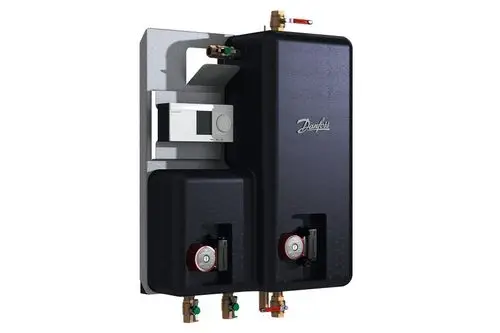 Trinkwassersystem von Danfoss mit zwei angeschlossenen Komponenten, Ventilen und einem Steuergerät zur Regelung. Installationseinheit in dunkler Farbe.
